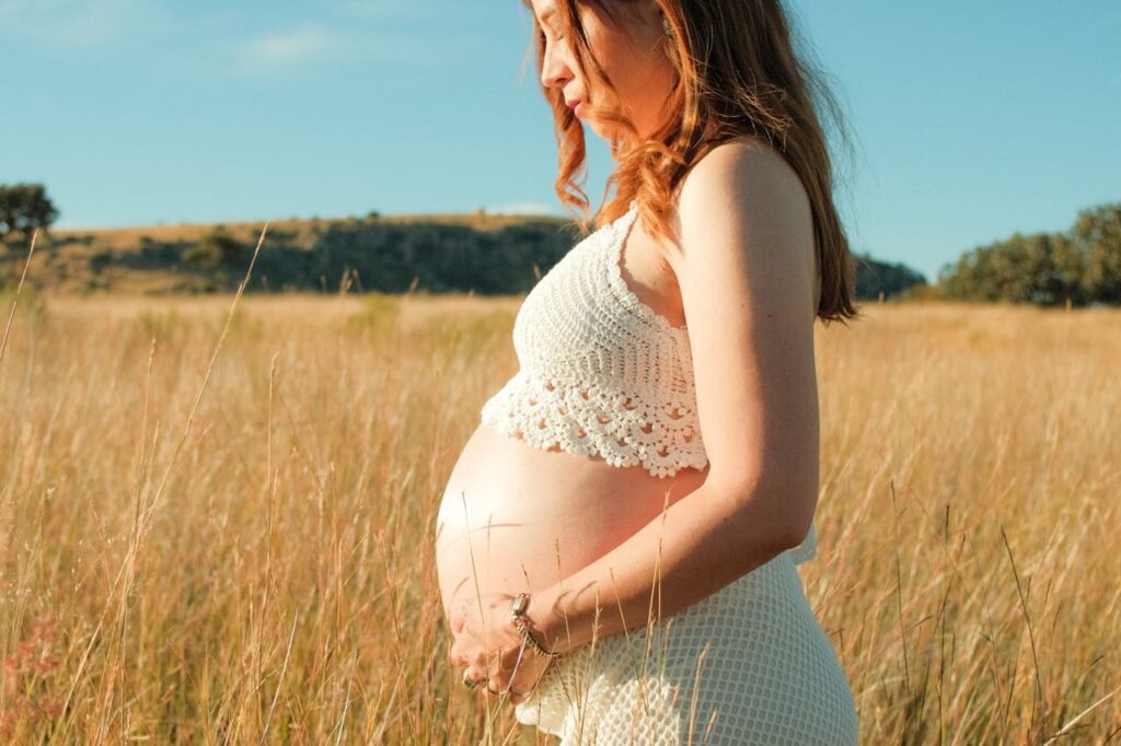 Nidation : combien de jours après l’ovulation et quels symptômes observer ?
