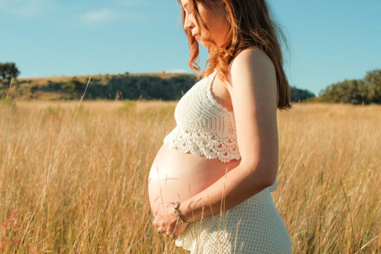 Nidation : combien de jours après l’ovulation et quels symptômes observer ?