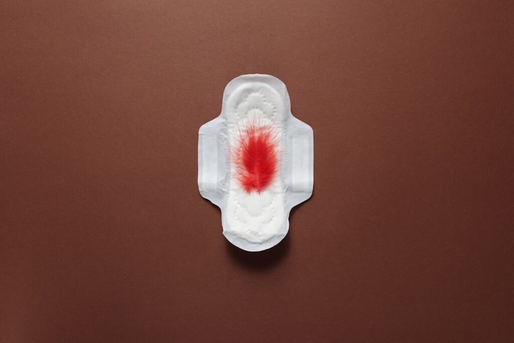 Saignement d’implantation : quand apparaît-il et comment le différencier des règles ?