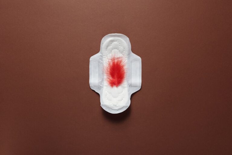 Saignement d’implantation : quand apparaît-il et comment le différencier des règles ?